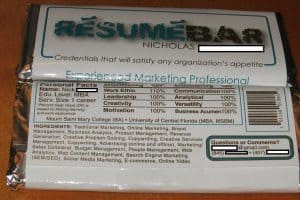 Creatief met je CV : Man krijgt baan met een CV op een chocoladewikkel