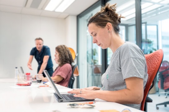 Teksten schrijven met AI: briljante schrijfpartner of gehypete brokkenpiloot?