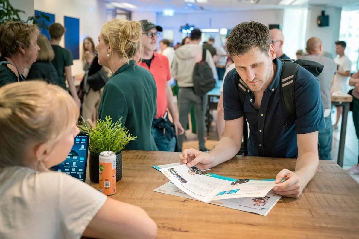 Deelnemers werken samen aan tafel