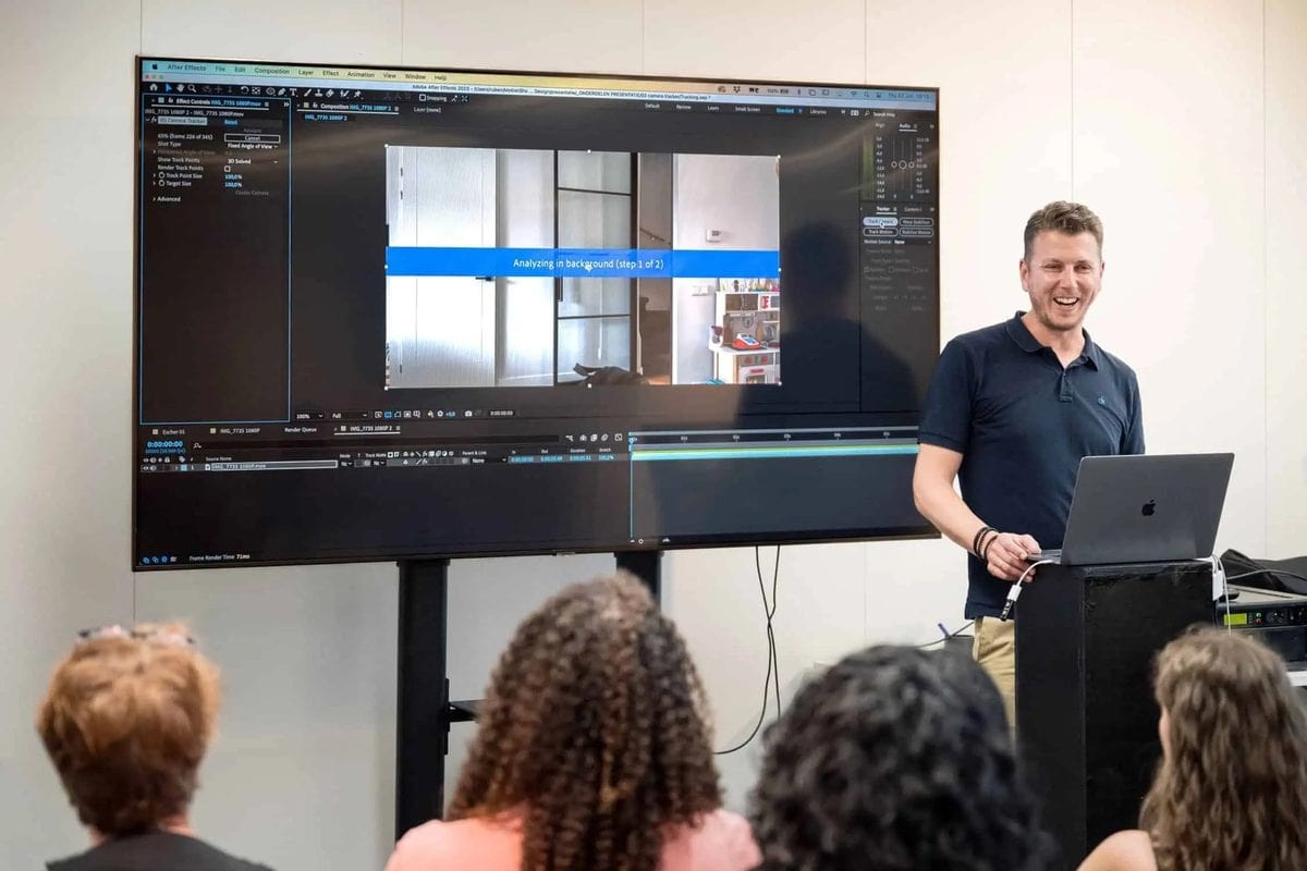 Een trainer laat een AI-video zien